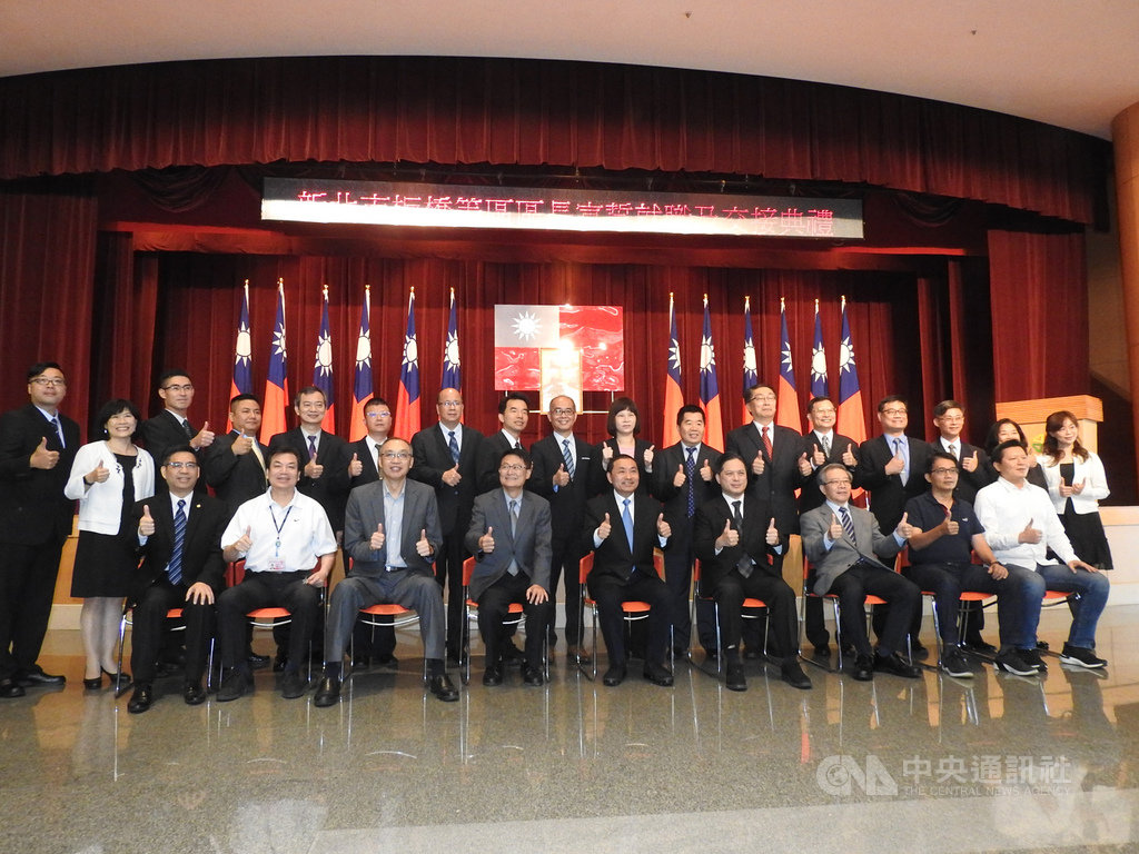 新北市29個行政區中17個新任區長走馬上任,市長侯友宜(前排右5)10日主持區長宣誓就職及交接典禮時,以「承擔、犧牲、榮譽」3個提醒來勉勵所有新任區長,期勉要「接地氣」,扮演地方與市府的溝通橋梁,施政讓民眾有感。中央社記者王鴻國攝 109年6月10日