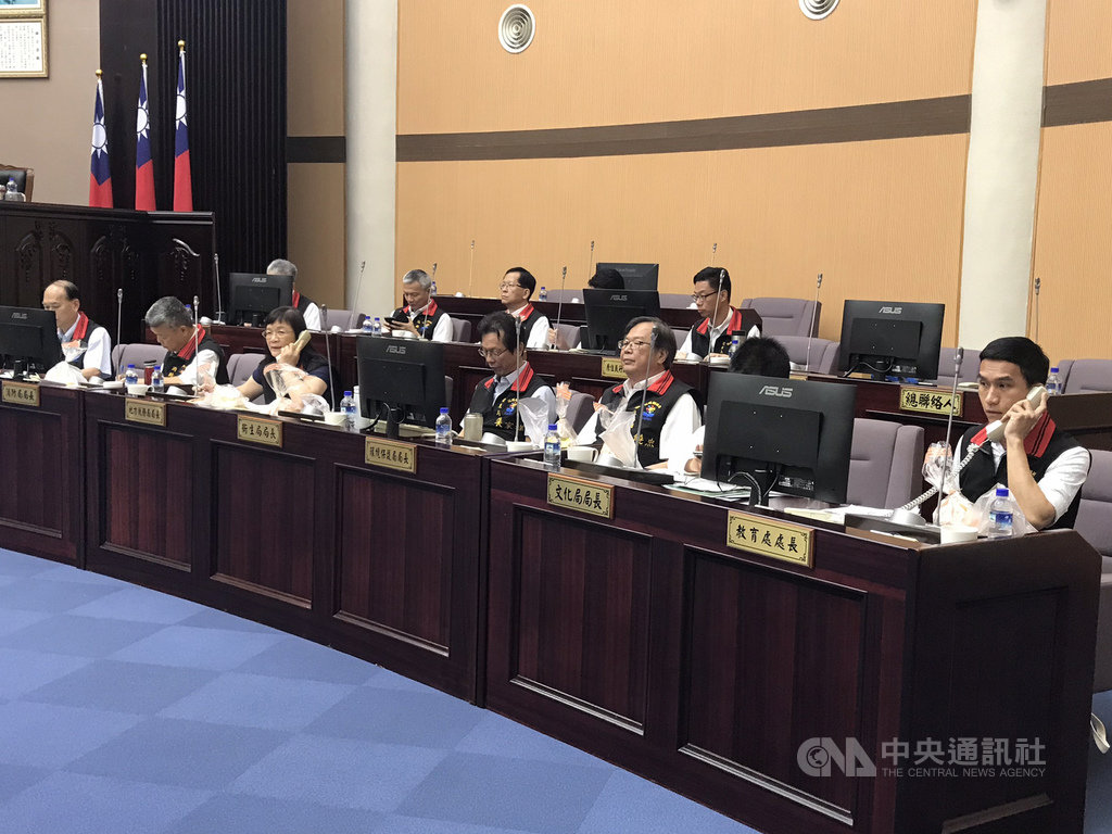 花蓮縣議會10日上午進行第19屆第3次定期會,教育處由科長代打備詢。縣府發言人張逸華證實,教育處相關人員正在配合檢方調查。中央社記者張祈攝 109年6月10日