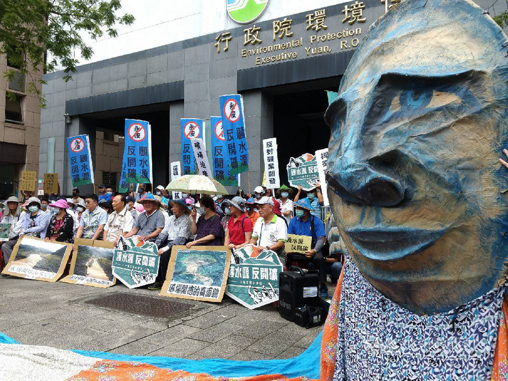 行政院環境保護署10日審查宜蘭永侒礦場開發案;護水源反開礦行動聯盟自製大型水神人偶演出行動劇,希望本案不要進入二階環評,應直接退回。中央社記者張雄風攝 109年6月10日