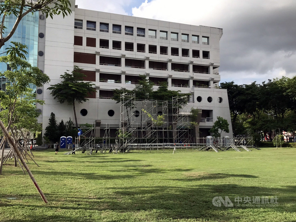 高雄市長韓國瑜遭罷免,11日預計為韓國瑜市府團隊最後一個上班日,市府規劃用溫馨音樂會的方式道別,地點選在鳳山行政中心草地,盼大家共享音樂美好。中央社記者王淑芬攝 109年6月10日