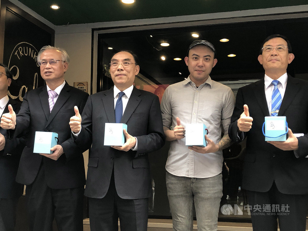更生人阿棠(右2)持續鑽研手沖咖啡,並透過更保貸款等資源協助,完成開咖啡館的夢想,法務部長蔡清祥(左2)10日也現身為咖啡館喬遷開幕剪綵。中央社記者劉世怡攝 109年6月10日