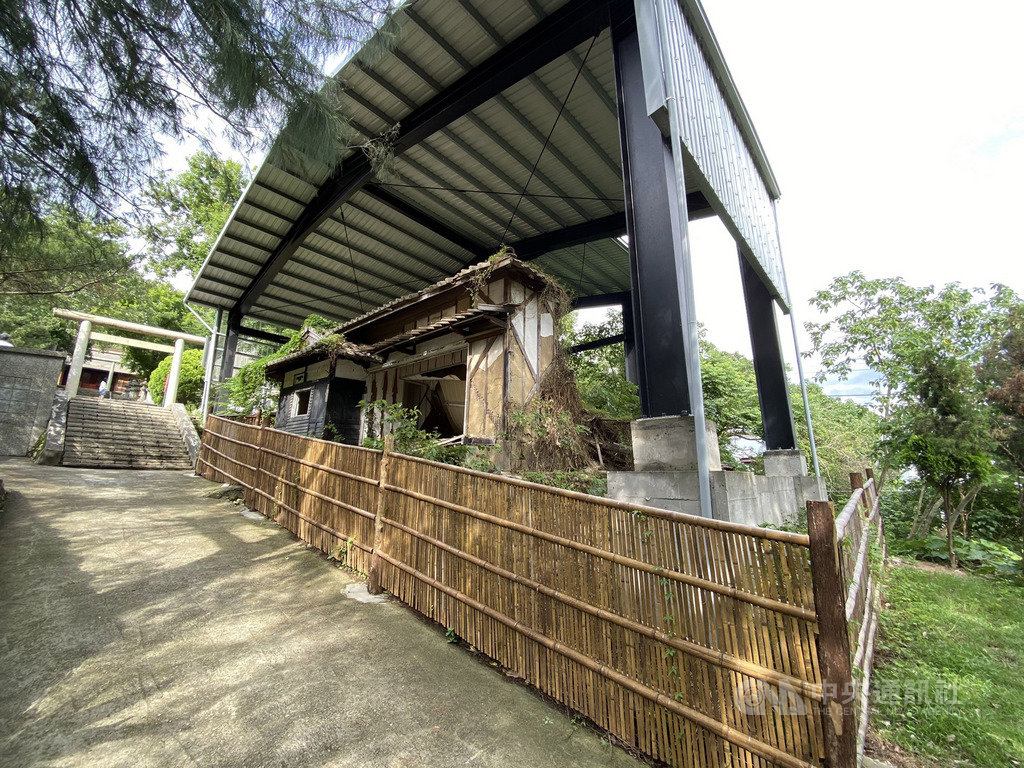 苗栗縣歷史建築通霄神社休憩所因年久殘破損壞,縣府文化觀光局爭取文化部補助辦理修復工程,預計110年底完工。(苗栗縣文化觀光局提供)中央社記者管瑞平傳真 109年6月10日