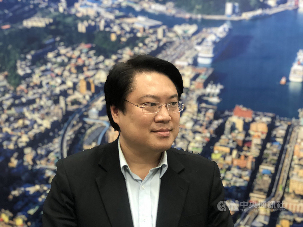 基隆市長林右昌(圖)10日表示,總統蔡英文走訪基隆廟口,除蚵仔煎外,蔡總統也品嚐蚵仔湯、營養三明治、酒釀湯圓和愛玉等,盼大家不要有太多政治聯想,「蔡總統跟美食都很無辜」。中央社記者王朝鈺攝 109年6月10日
