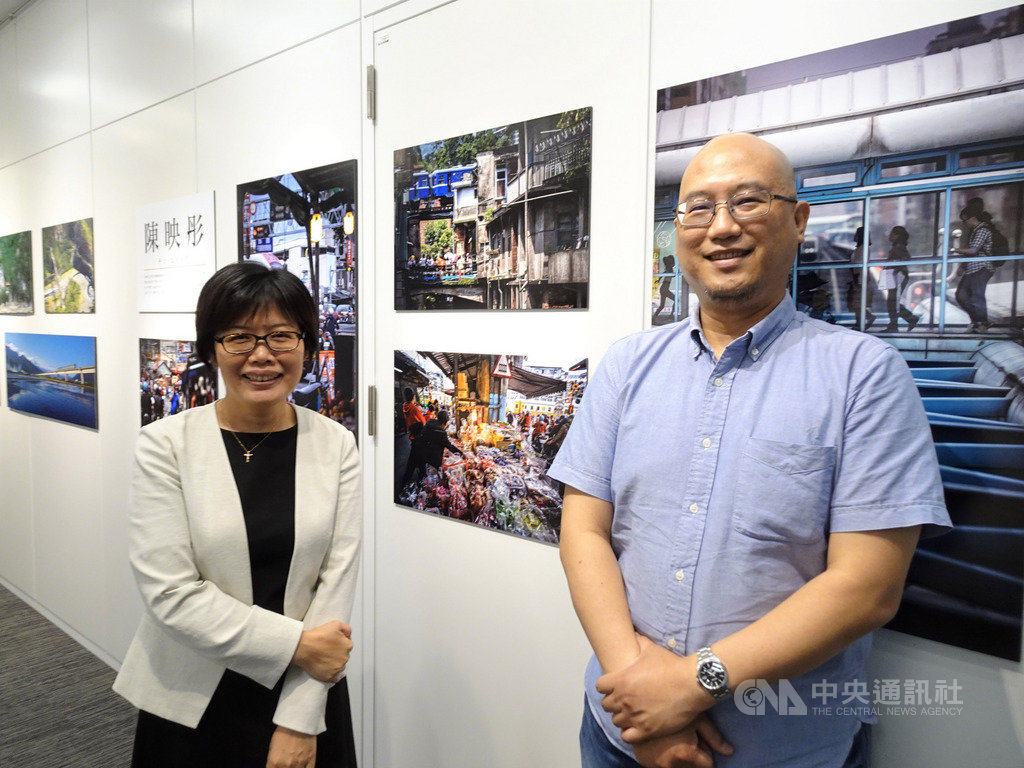 駐日台灣文化中心主任王淑芳(左)表示,10日登場的「台灣文化路徑-鐵道篇」展由鐵道攝影家陳威臣(右)策展,展出台灣最美的台鐵、高鐵、糖鐵、林鐵、礦鐵及捷運風光。中央社記者楊明珠東京攝 109年6月10日