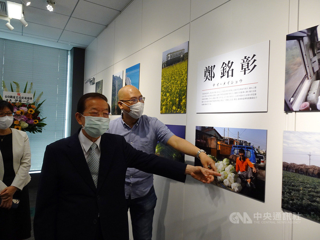 文化部駐日台灣文化中心與國家鐵道博物館籌備處合作的「台灣文化路徑-鐵道篇」展10日登場,駐日代表謝長廷(中)說喚起他許多美好回憶。中央社記者楊明珠東京攝 109年6月10日