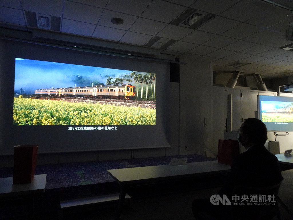 「台灣文化路徑-鐵道篇」展10日在東京的文化部駐日台灣文化中心登場,除了展出照片及鐵道文物,還播放「迷.鐵道」影片及「印票傳藝」紀錄片。中央社記者楊明珠東京攝 109年6月10日
