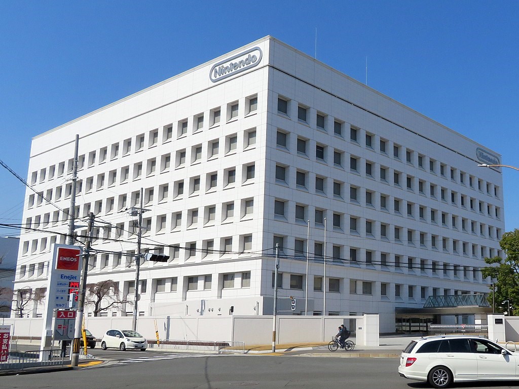 日本電玩大廠任天堂10日坦承,自4月初以來,多達30萬組玩家帳號遭駭客入侵。圖為任天堂東京總部。(圖取自維基共享資源;作者Tokumeigakarinoaoshima,CC BY-SA 4.0)