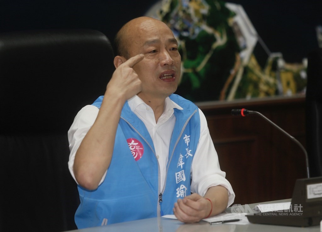 高雄市長韓國瑜(圖)10日質疑,高雄市議會議長許崑源一樣擔心台灣民主,為什麼鄭南榕是英雄、許崑源變狗熊。鄭南榕基金會指出,「兩者難以比擬,韓市長的發言是否得當,由國人公評。」(中央社檔案照片)