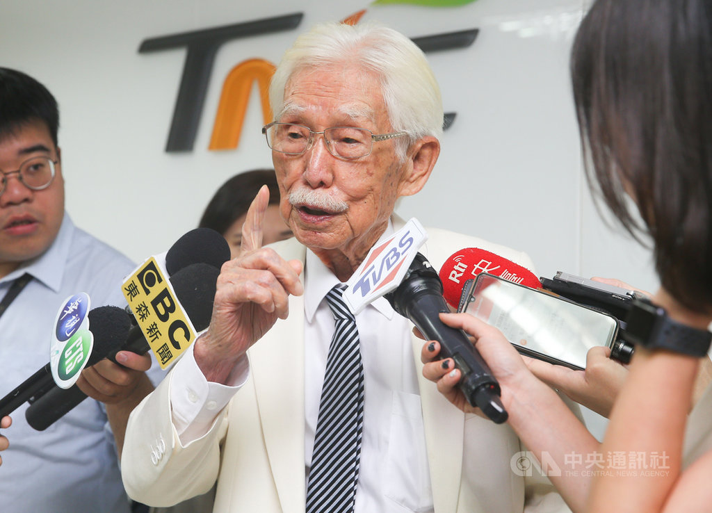台灣制憲基金會董事長辜寬敏(中)10日受訪指出,國民黨越來越衰敗,這樣下去台灣變民進黨一黨,「一黨我是不歡迎啦」。他曾建議前立法院長王金平組台灣國民黨,王金平沒有反對,但不敢積極回應。中央社記者謝佳璋攝 109年6月10日