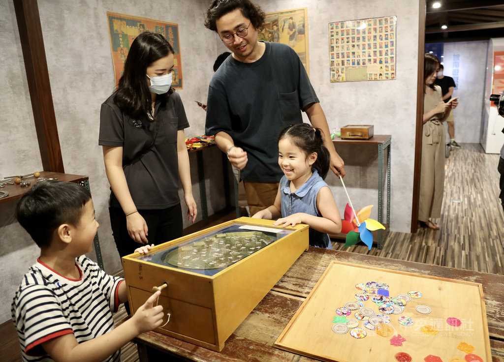 中華文化總會11日起推出體驗特展「時光秘境,出發!」,為端午連假登場的「2020城南有意思」系列活動打頭陣,10日舉行宣傳記者會,展場擺設古早味遊戲,帶領小朋友認識遊戲的「成長足跡」。中央社記者張皓安攝 109年6月10日