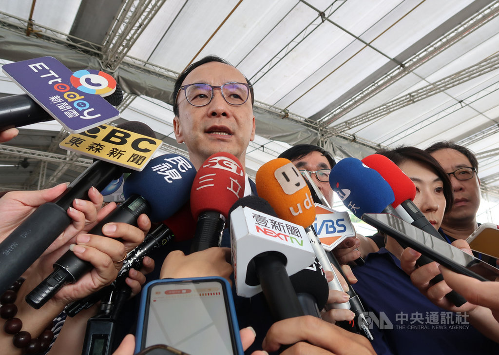 前新北市長朱立倫(左)10日南下高雄弔唁已故高雄市議長許崑源,面對黨內補選人才難求還有「不參戰」等主張,他表示,國民黨絕對不會缺席不會怯戰,也要盡快撕掉被惡意貼下親中賣台的標籤,並拉近和所有年輕人及社會的距離。中央社記者王淑芬攝 109年6月10日