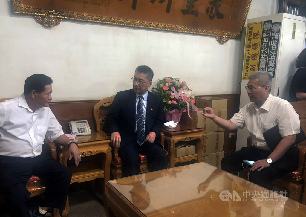 內政部長徐國勇(中)10日南下拜訪台中鎮瀾宮,與鎮瀾宮副董事長鄭銘坤(左)等人商討大甲媽祖遶境事宜,彰化縣警察局長方仰寧(右)也隨行。中央社記者趙麗妍攝 109年6月10日