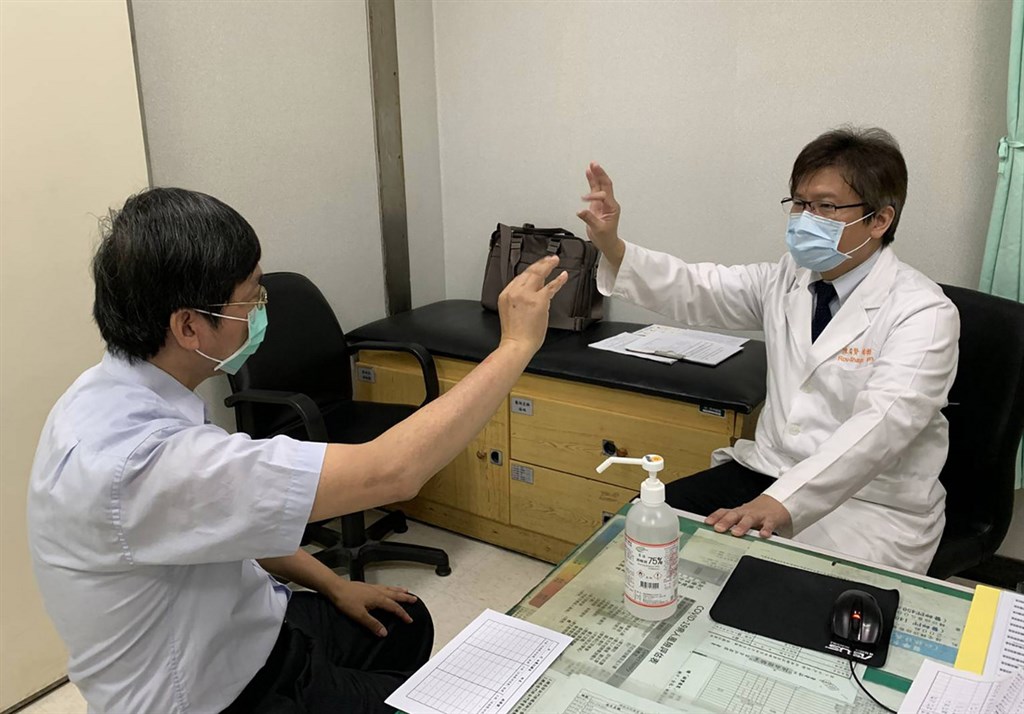 長庚醫院最新研究發現,C肝患者經干擾素治療,罹患帕金森病機率比沒治療者少36%,間接證明C肝可能是帕金森病危險因子之一,研究成果登上知名國際期刊「美國醫學期刊:神經醫學」(JAMA Neurology)。(長庚醫院提供)中央社記者張茗喧傳真 109年6月10日