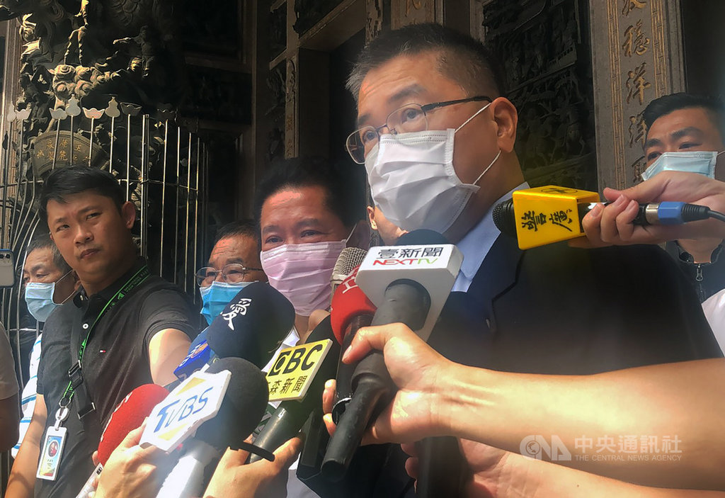 台中大甲鎮瀾宮媽祖遶境進香活動11日將起駕,內政部長徐國勇(前右)10日到鎮瀾宮和廟方商討遶境事宜,徐國勇呼籲信徒注意防疫,遶境希望大家平安,「有神也要有人」,呼籲大家戴口罩、勤洗手。中央社記者趙麗妍攝 109年6月10日