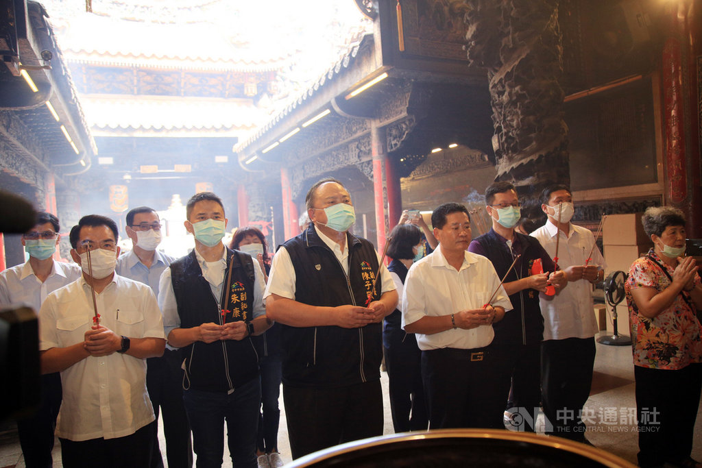 大甲媽11日起駕,台中市副市長陳子敬(前左3)10日率專案小組前往大甲鎮瀾宮,與副董事長鄭銘坤(前左4)宣布相關防疫措施,盼信徒協助配合防疫。中央社記者趙麗妍攝 109年6月10日