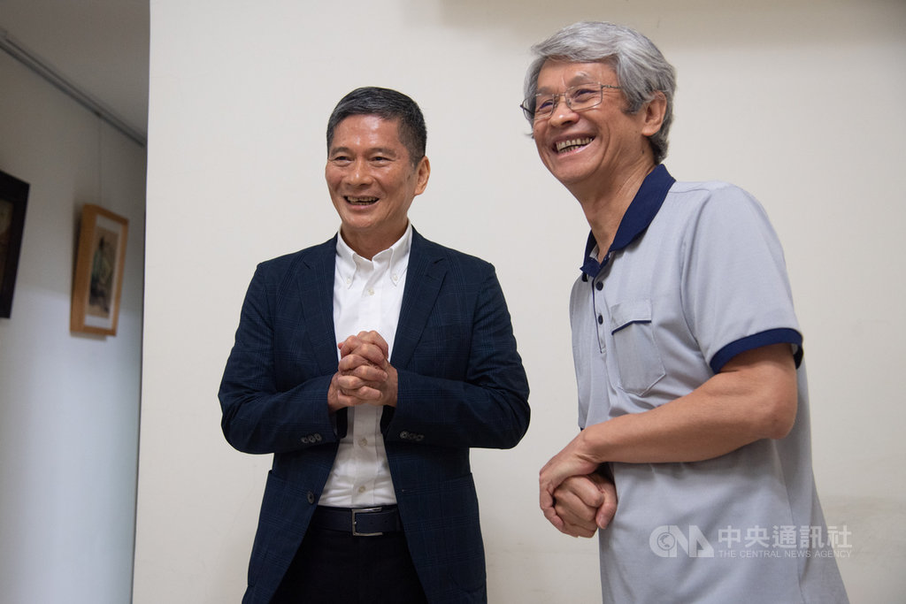 文化部長李永得(左)10日代總統蔡英文頒贈褒揚令,給已故陳澄波文化基金會創會董事長陳重光,感謝陳重光生前為政治受難者與台灣藝術推廣所做努力,褒揚令由陳重光的兒子陳立栢(右)代表接受。中央社記者林俊耀攝 109年6月10日