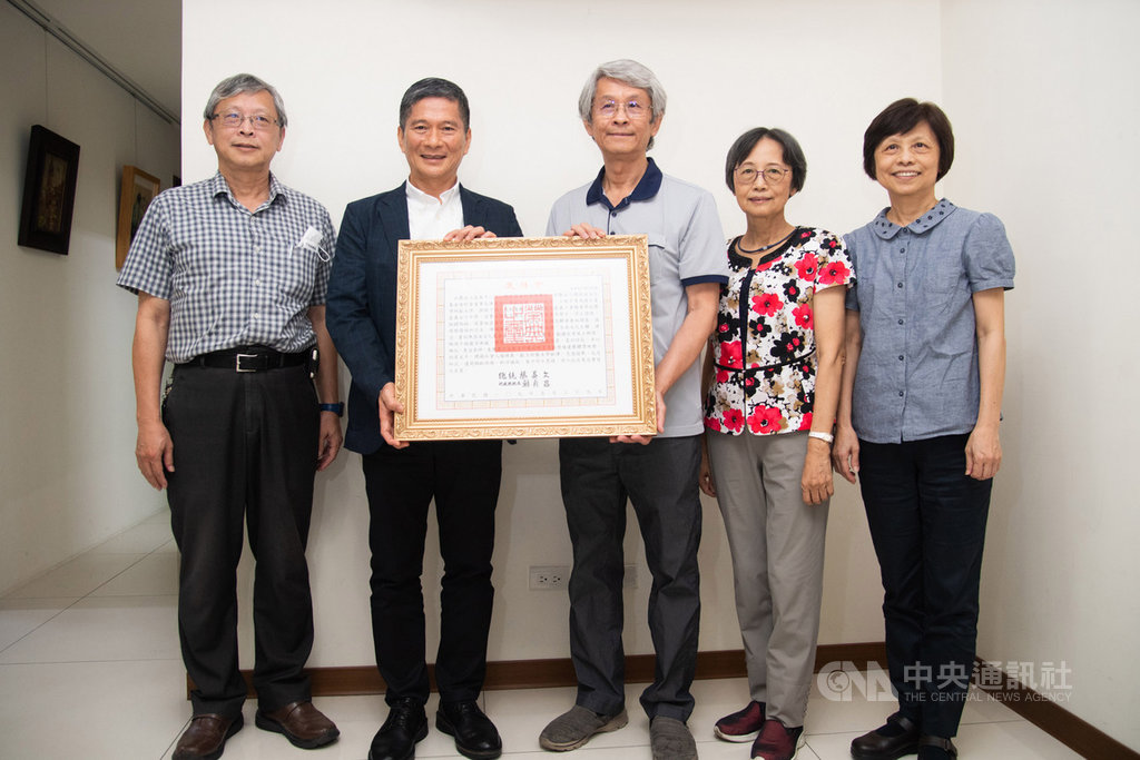 文化部長李永得(左2)10日前往陳澄波文化基金會,代表總統蔡英文頒贈褒揚令給已故基金會創會董事長陳重光,由家屬代表接受,會後並與家屬合影。中央社記者林俊耀攝 109年6月10日