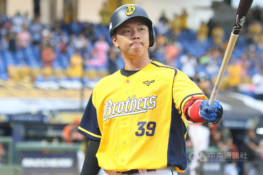 中華職棒中信兄弟隊10日靠著詹子賢6局敲出2打點超前安打,終場就以6比5擊退富邦悍將隊,奪下6連勝,為本季率先達20勝隊伍。(中信兄弟提供)中央社記者楊啟芳傳真 109年6月10日