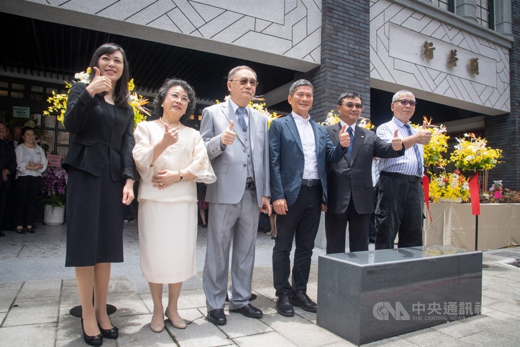 順益台灣美術館10日正式開幕,順益貿易公司名譽董事長林清富(左3)與現任董事長林純姬(左)出席剪綵,並與文化部長李永得(右3)合影。中央社記者林俊耀攝 109年6月10日