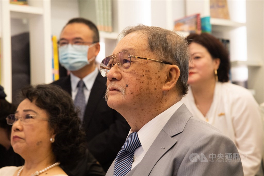 退休多年的順益關係企業名譽董事長林清富(前右)10日在台北現身,出席順益台灣美術館開幕典禮。中央社記者林俊耀攝 109年6月10日