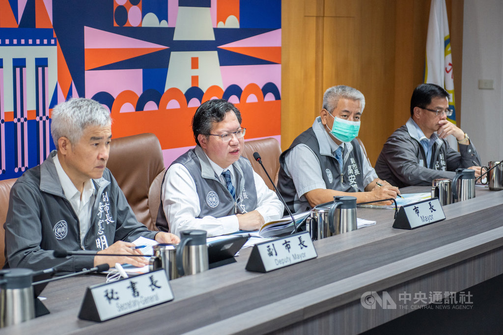 桃園市長鄭文燦(左2)10日出席市政會議後接受媒體聯訪表示,市府文化局將推出藝文振興5大方案,透過網路、購票優惠、免場地租金等方式,協助桃園市的藝文團隊。中央社記者吳睿騏桃園攝 109年6月10日