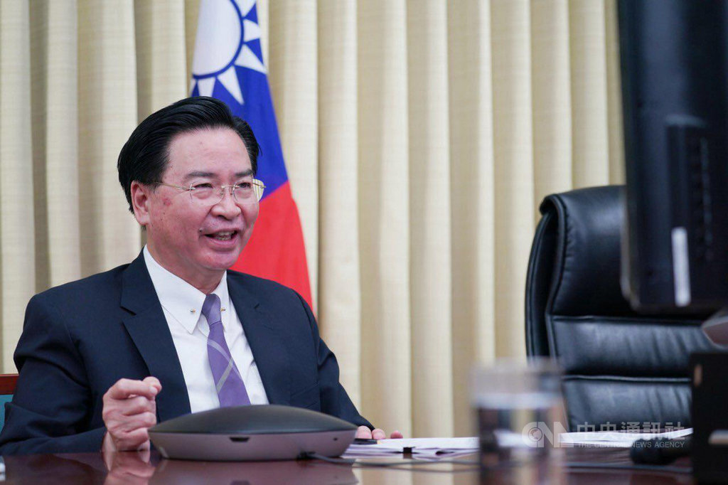 外交部長吳釗燮9日視訊參與「德國馬歇爾基金會」(GMF)的「布魯塞爾論壇」指出,在後疫情時代,各國已了解過度依賴中國的風險,並著手重組關鍵物資產業鏈,台灣可在其中扮演重要角色。(外交部提供)中央社記者陳韻聿傳真 109年6月10日