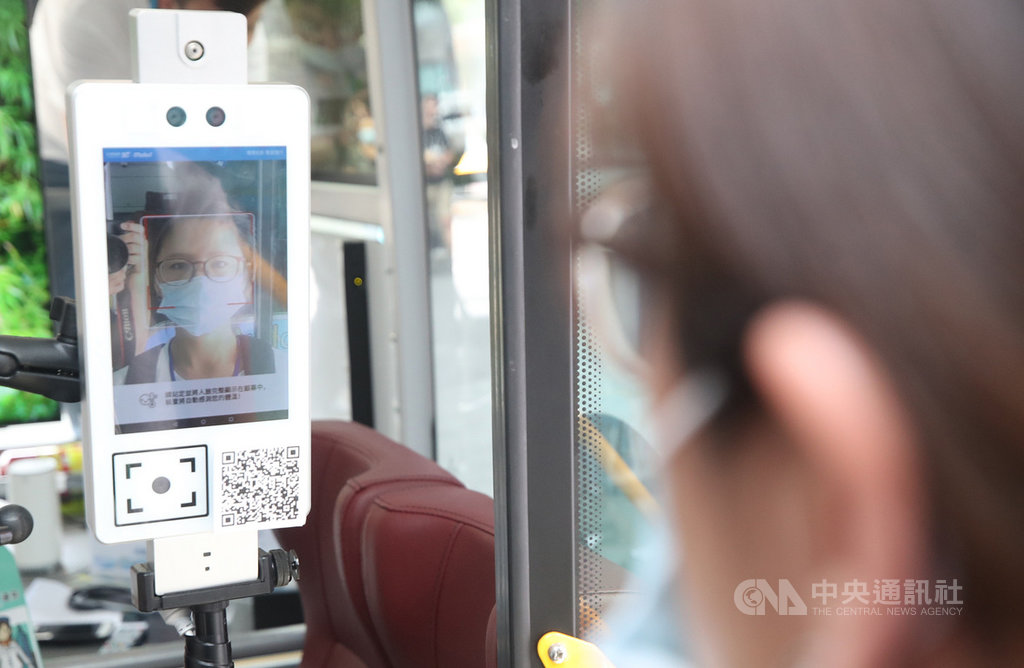 中華電信10日在台北市信義區開箱全台第一輛5G體驗公車,公車並結合防疫,民眾上車後透過行動POS機全自動量測額溫,且可透過AI進行口罩辨識,讓民眾安心享受試乘體驗活動。中央社記者張新偉攝 109年6月10日