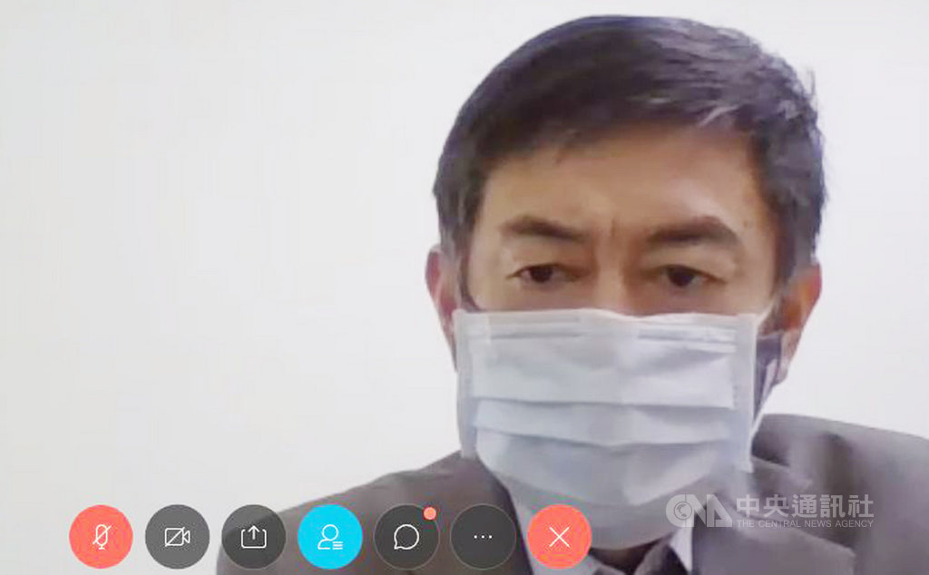 股王大立光執行長林恩平10日戴雙層口罩開線上記者會,透露內層加一個可洗的布口罩,外層醫療口罩可以撐10天,不改節省個性。中央社記者韓婷婷攝 109年6月10日