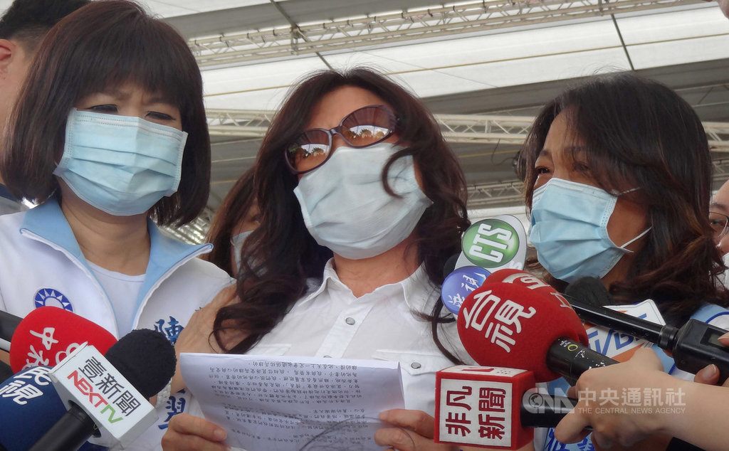 國民黨籍高雄市議長許崑源墜樓身亡後,遺孀林絲娛(中)悲痛欲絕,10日在多人陪伴下出面發表聲明,呼籲放下仇恨,停止製造對立,一度泣不成聲。中央社記者陳朝福攝 109年6月10日