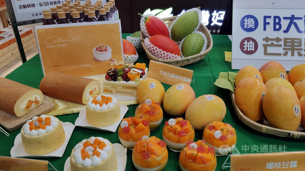 國內疫情趨緩,台東迎接觀光旺季,台灣好農超值市集商店10日進駐台東航空站,在機場也可以訂購夏雪芒果、大目釋迦、木鱉果等台東代表性農產品,從產地直送到家。中央社記者盧太城台東攝 109年6月10日