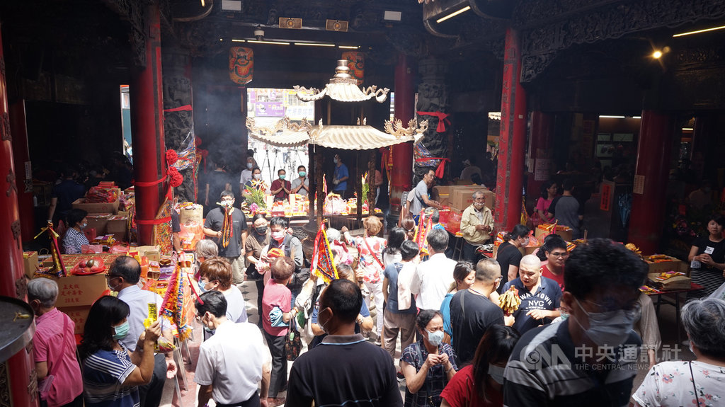 大甲媽祖11日起駕,鎮瀾宮10日湧入香客參拜,準備跟隨媽祖遶境。中央社記者趙麗妍攝 109年6月10日