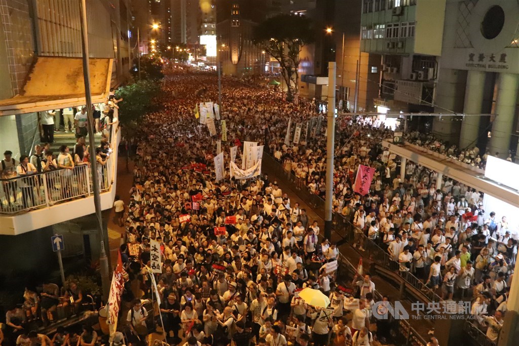 香港「反送中」運動屆滿一週年,美國國會及行政部門中國問題委員會9日重申,美國與香港人民站在一起。圖為2019年6月9日香港泛民發起「反送中」遊行,示威者晚上從灣仔進入金鐘一帶情況。(中央社檔案照片)