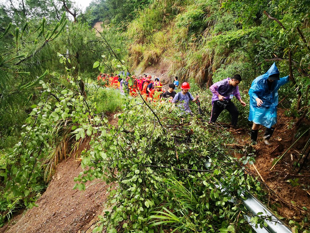 中國廣西桂林市陽朔縣因連日雨勢出現土石崩落,9日消防人員前往村落救援。(中新社提供)
