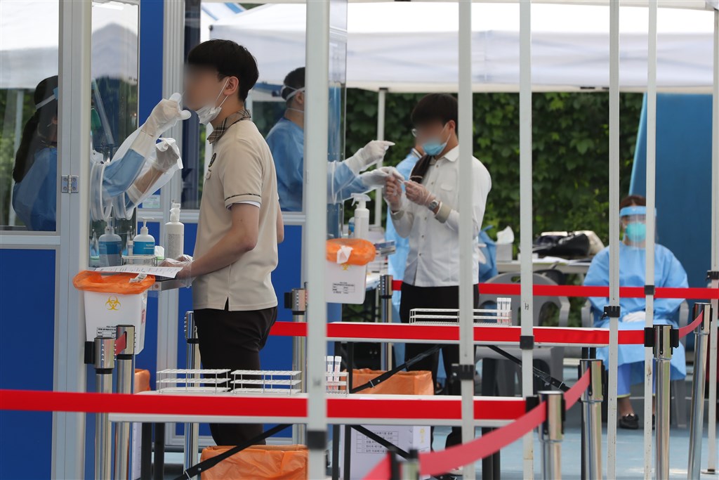 韓國大邱嶺南大學研究團隊分析武漢肺炎案例,歸類出可能造成病情惡化成重症的4大危險因素。圖為3日首爾學生正接受武漢肺炎篩檢。(韓聯社提供)