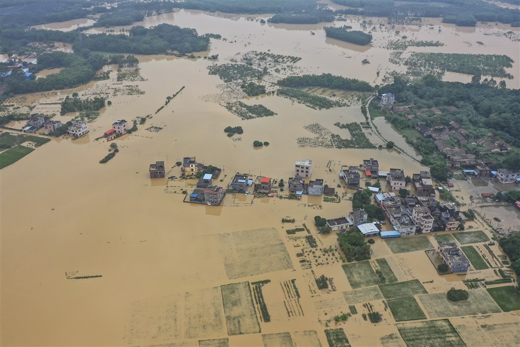 豪雨持續肆虐中國南方各省區,9日廣東省惠州市龍門縣一個小鎮被洪水包圍。(中新社提供)