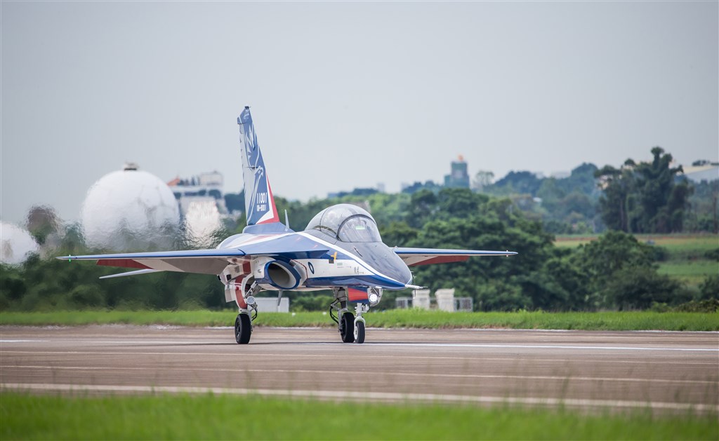 「國機國造」首架新式高教機「勇鷹」10日在空軍清泉崗基地首度試飛,吸引多名軍事迷拍照。(國防部提供)