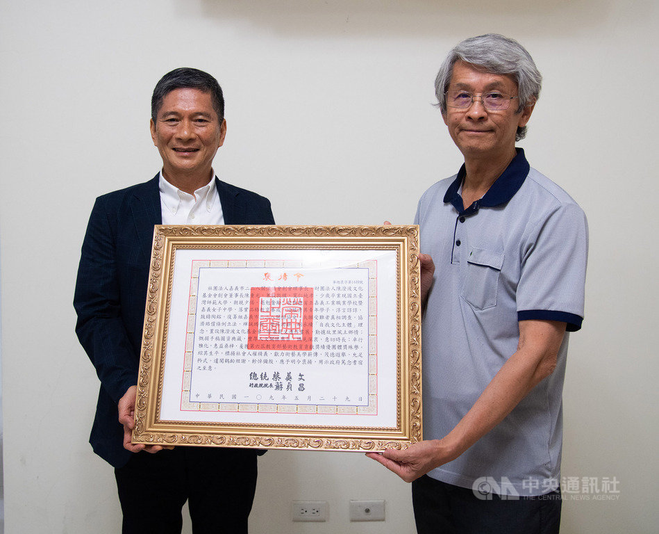文化部長李永得(左)10日代總統蔡英文頒贈褒揚令給已故陳澄波文化基金會創會董事長陳重光的家屬,由陳澄波長孫陳立栢(右)代表受贈。中央社記者林俊耀攝 109年6月10日