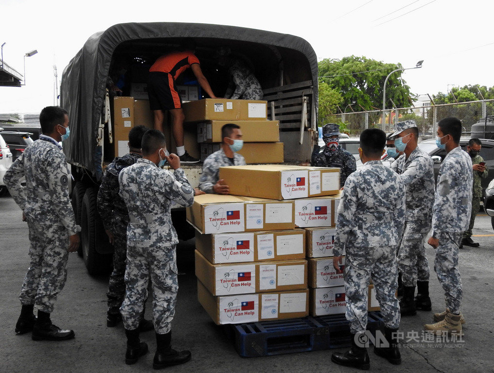 繼捐贈30萬片口罩後,台灣11日再捐出50萬片外科口罩、5萬片N95口罩、2萬件隔離衣和5000件防護衣等抗疫物資給菲律賓。圖為菲律賓海巡署人員搬運捐贈物資。中央社記者陳妍君馬尼拉攝 109年6月11日