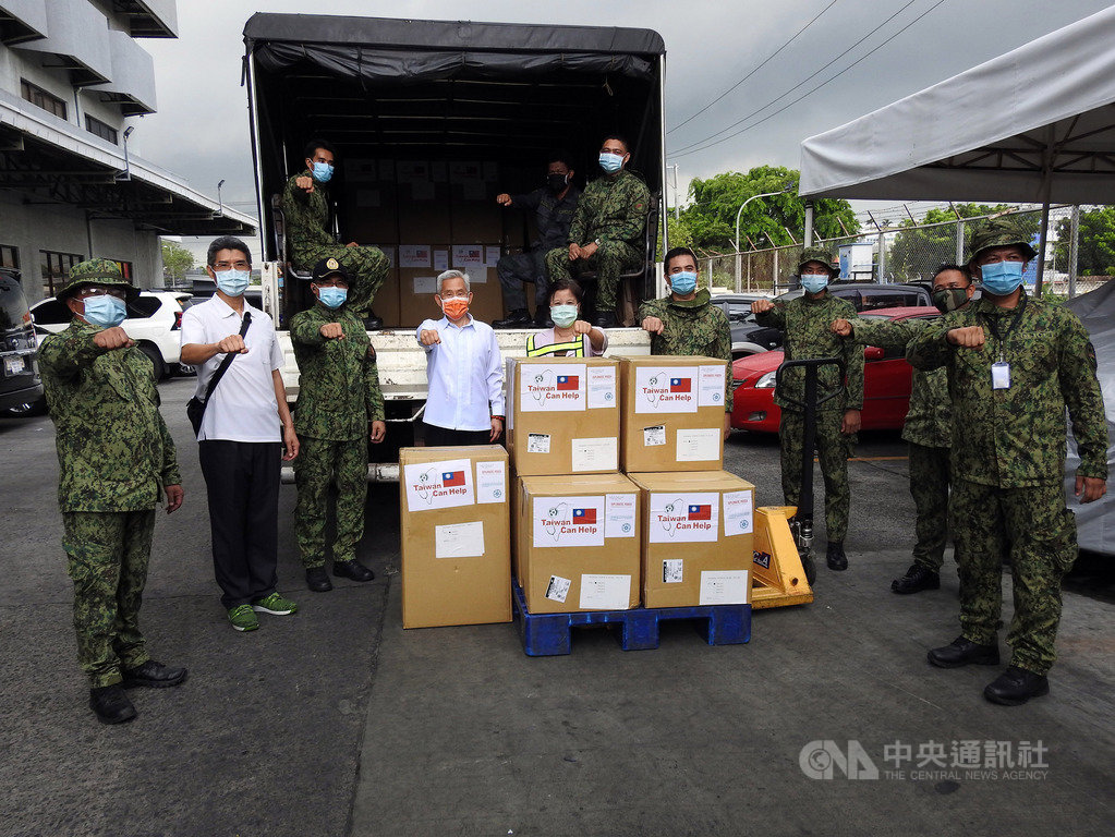 繼捐贈30萬片口罩後,台灣11日再捐出50萬片外科口罩、5萬片N95口罩、2萬件隔離衣等防護裝備給菲律賓。圖為駐菲代表徐佩勇(前左4)等人與接受捐贈的菲律賓國家警署人員合影。中央社記者陳妍君馬尼拉攝 109年6月11日