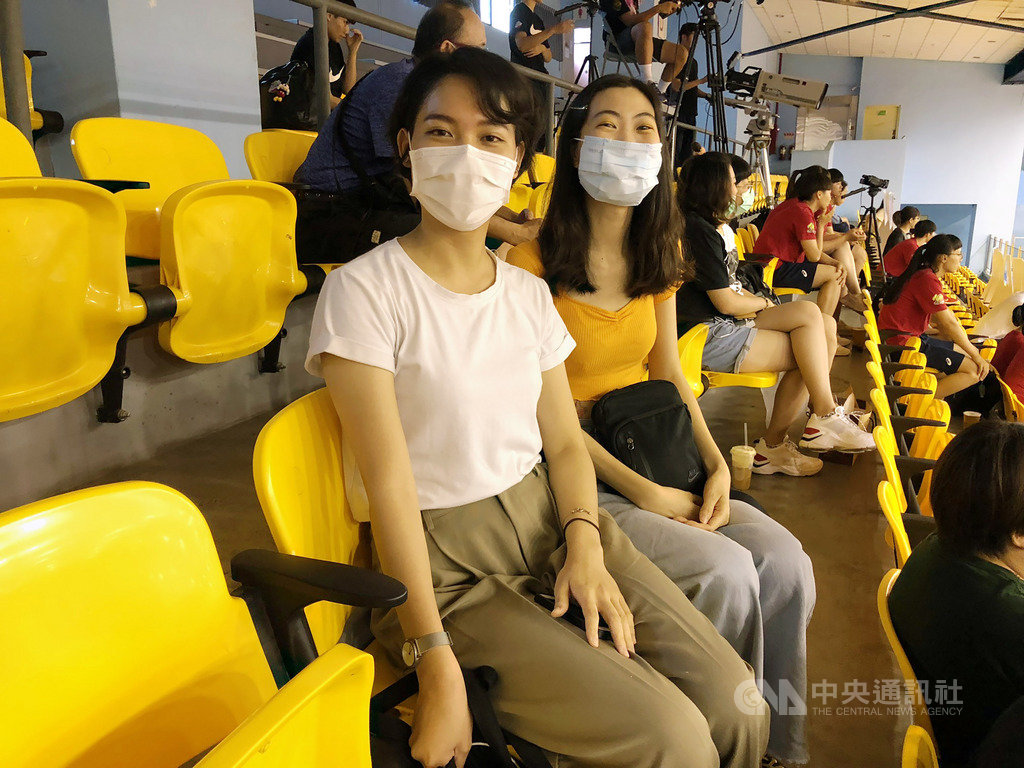 第15季女子超級籃球聯賽(WSBL)11日起開放球迷進場,球迷張容瑄(前左)與吳容心(前右)表示,平時就會關注國內籃球賽事,這次把握機會,特別相約到場看球。中央社記者黃巧雯攝 109年6月11日