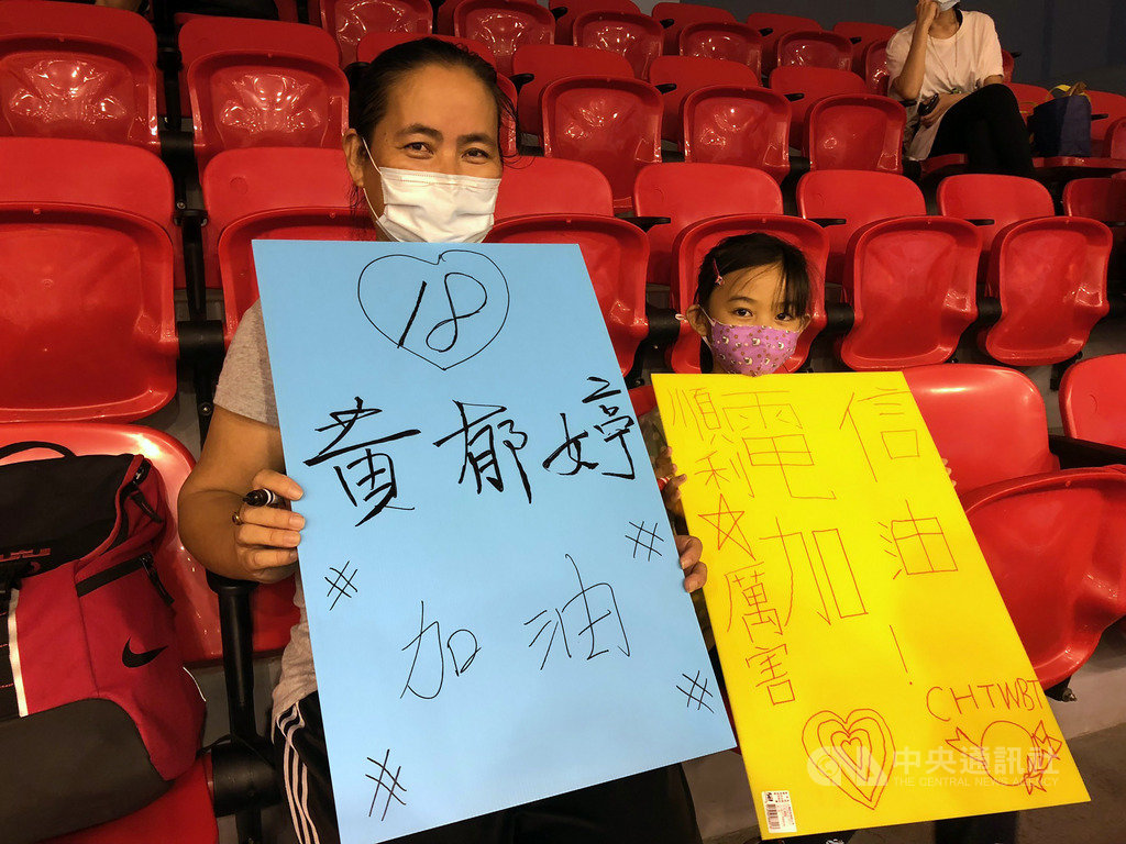 全台防疫大解封後,第15季女子超級籃球聯賽(WSBL)11日起也開放球迷進場,中華電信女籃隊球員黃郁婷的媽媽李素琴(左)特地帶著自製加油看板,與小女兒一同到場看球。中央社記者黃巧雯攝 109年6月11日
