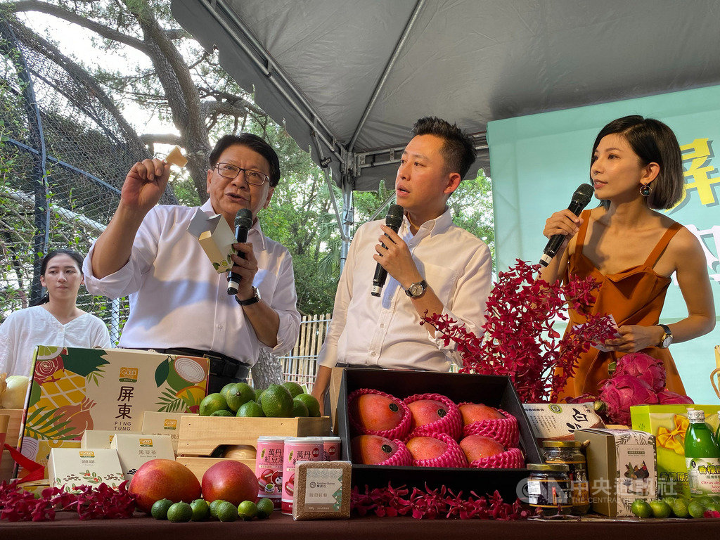 屏東縣長潘孟安(前左)北上拚觀光,11日下午抵達新竹,與新竹市長林智堅(右2)一起在新竹市立動物園宣傳兩地特產與旅遊方案。中央社記者魯鋼駿攝 109年6月11日