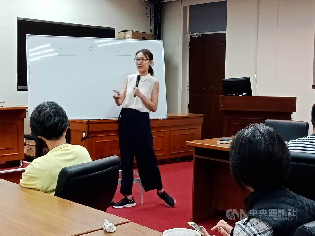 高雄市長韓國瑜遭罷免,將進行市長補選。國民黨立委吳怡玎(圖中)11日在國民黨立法院助理內部在職訓練活動被問到是否參選高雄市長時說,「由黨中央決定」。但面對追問,她未進一步說明意向。中央社記者范正祥攝 109年6月11日