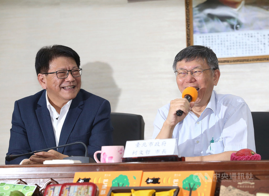 積極搶攻國旅市場,屏東縣長潘孟安(左)11日北上推廣屏東觀光,與台北市長柯文哲(右)聯手推安心旅遊,要打造南北「觀光大屏台」,盼達互惠效果。中央社記者郭日曉攝 109年6月11日