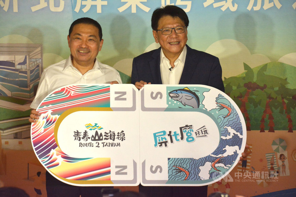 屏東縣長潘孟安(右)11日以1天時間走訪北部5縣市,與當地首長合力推展南北觀光,在新北市與市長侯友宜(左)合體,邀請民眾走訪特色景點遊程。(屏東縣政府提供)中央社記者郭芷瑄傳真 109年6月11日