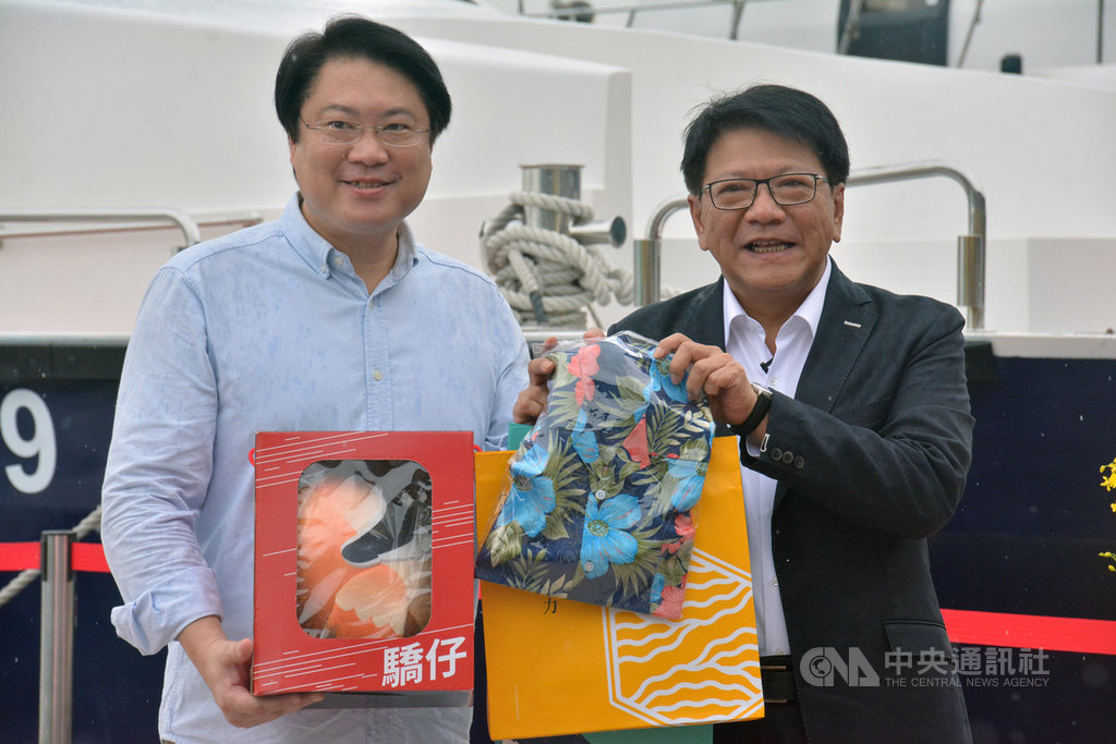 屏東縣長潘孟安(右)11日以一天時間北上到5縣市力推屏東觀光,造訪基隆時,特別致贈基隆市長林右昌(左)花襯衫與木屐。(屏東縣政府提供)中央社記者郭芷瑄傳真 109年6月11日