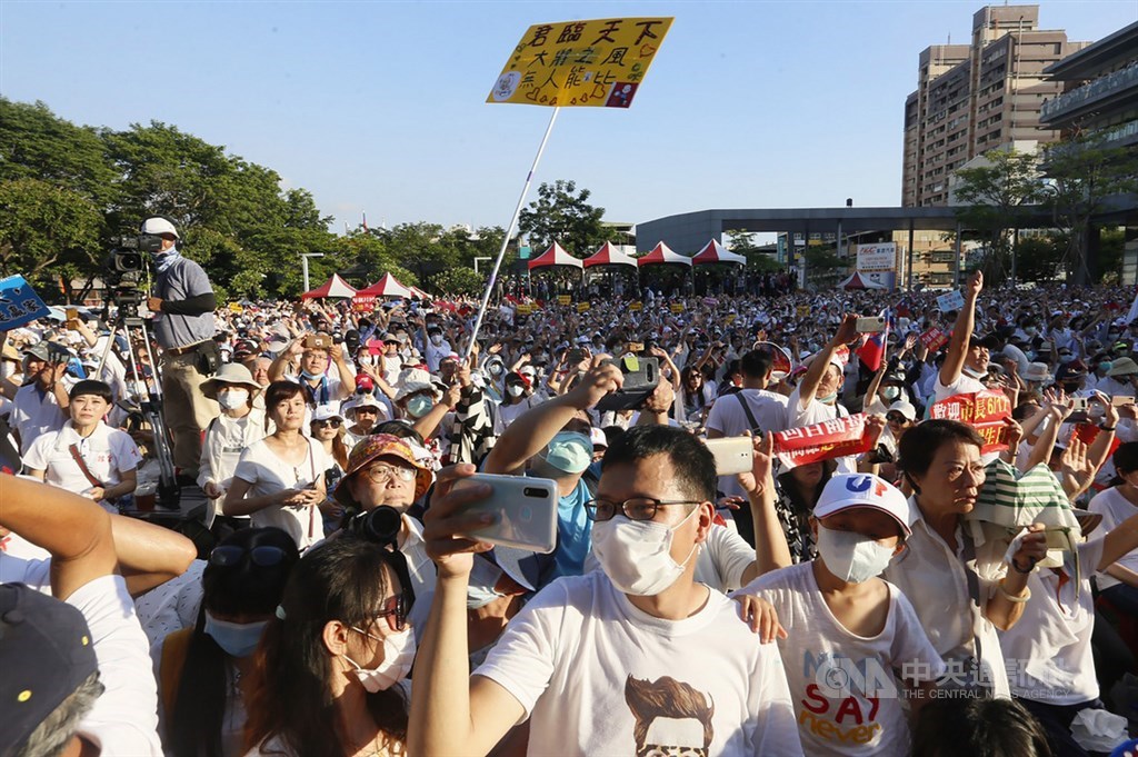 高雄市長韓國瑜罷免案投票通過後,11日為韓國瑜市府團隊最後一天上班,下午並在鳳山行政中心草地規劃舉辦道別音樂會,大批韓國瑜支持者身穿白衣現身參與。中央社記者董俊志攝 109年6月11日
