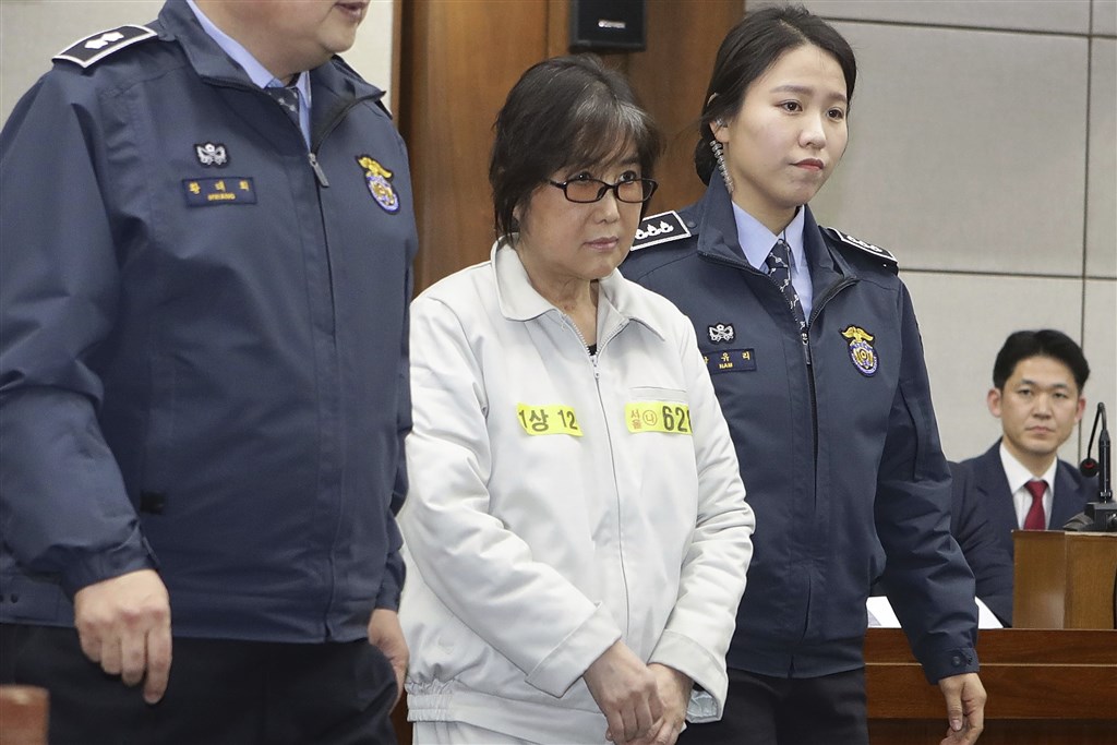 韓國前總統朴槿惠閨密干政醜聞案,韓國最高法院11日維持首爾高等法院判決定讞,朴槿惠密友崔順實(前中)被判18年有期徒刑,併科罰金200億韓元(約新台幣4.93億元)。圖為崔順實2017年1月5日出庭畫面。(美聯社)