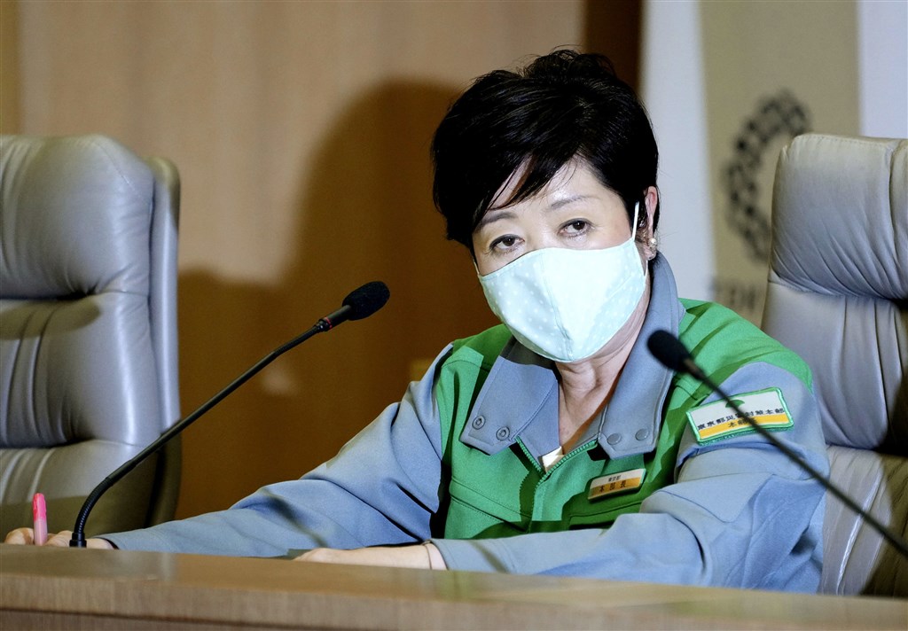 東京都政府11日晚間召開防疫小組會議,決定解除2日發出的「東京警報」。圖為出席會議的東京都知事小池百合子。(共同社提供)
