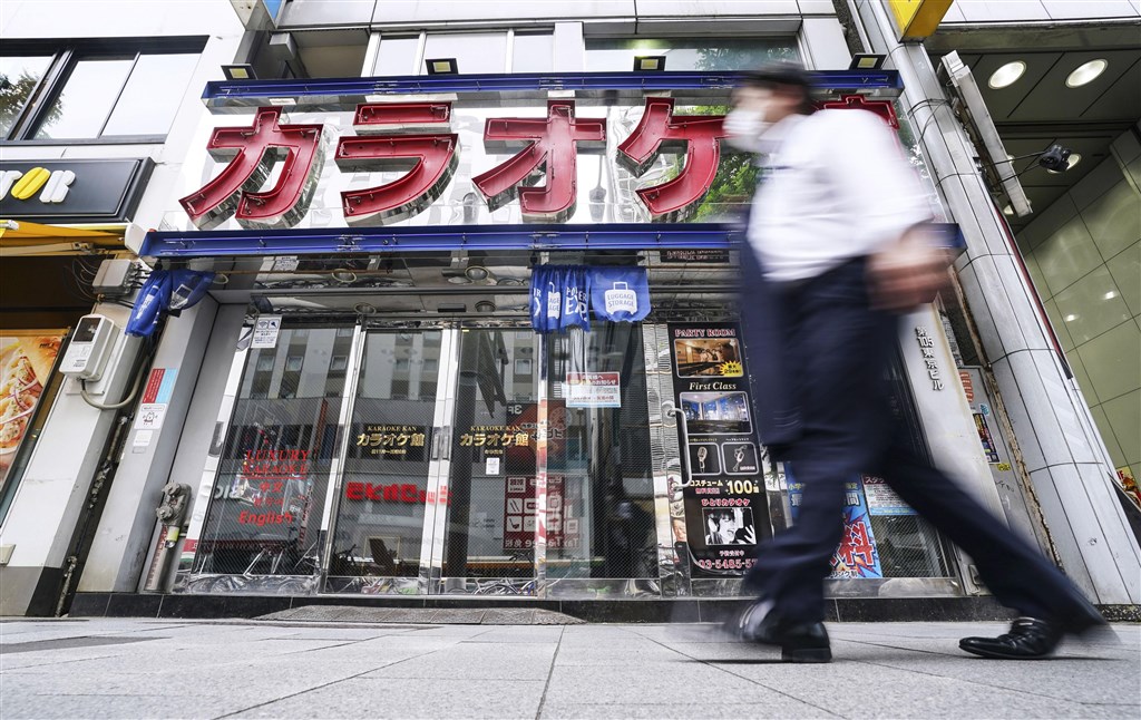 日本經濟新聞11日報導,東京都廳正計劃允許所有商店行號自19日恢復營業,圖為5月26日澀谷因疫情休業中的一間卡拉OK店。(共同社提供)